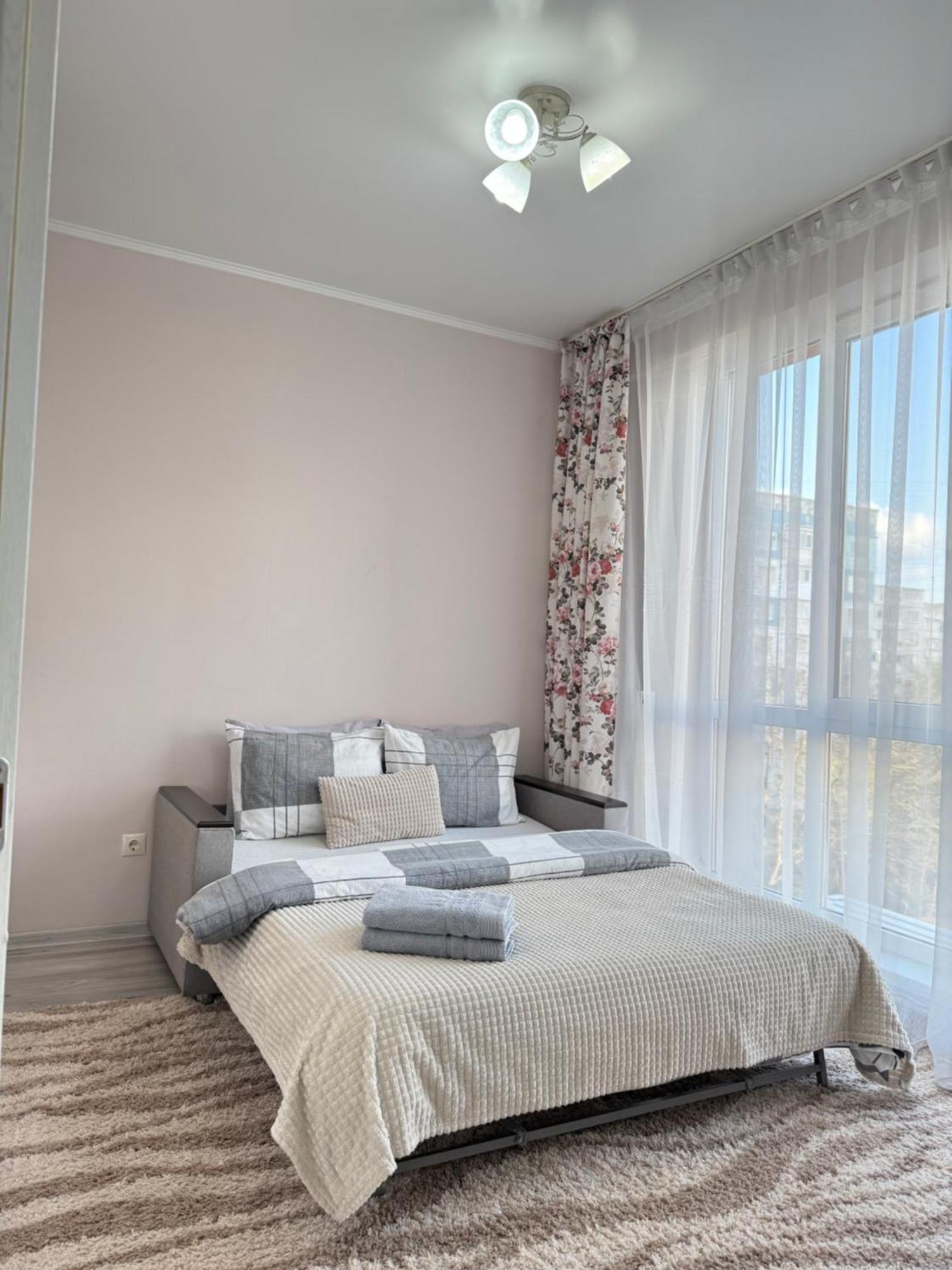 Cozy Two Bedroom Large Apartment Кишинів Екстер'єр фото
