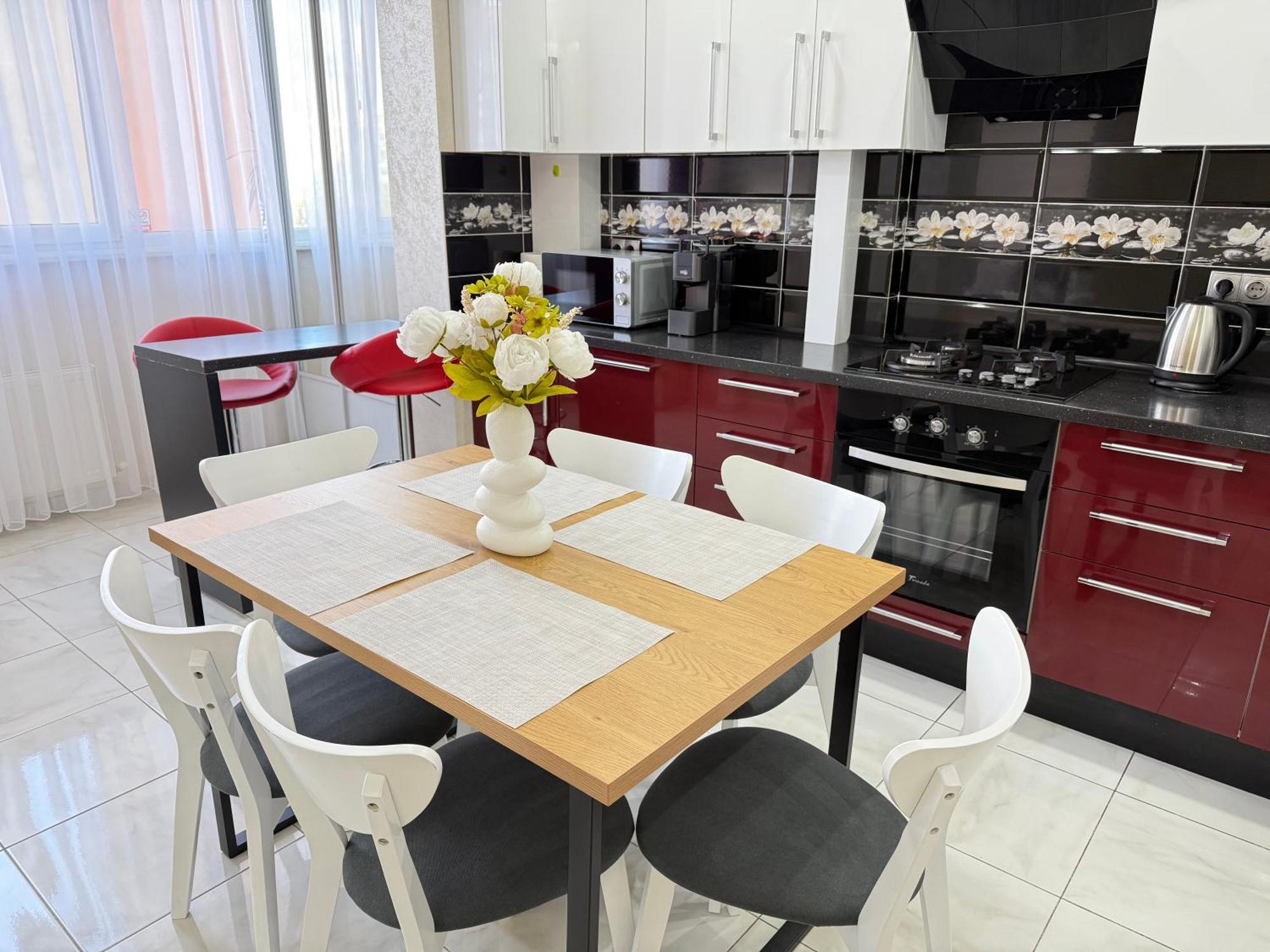 Cozy Two Bedroom Large Apartment Кишинів Екстер'єр фото
