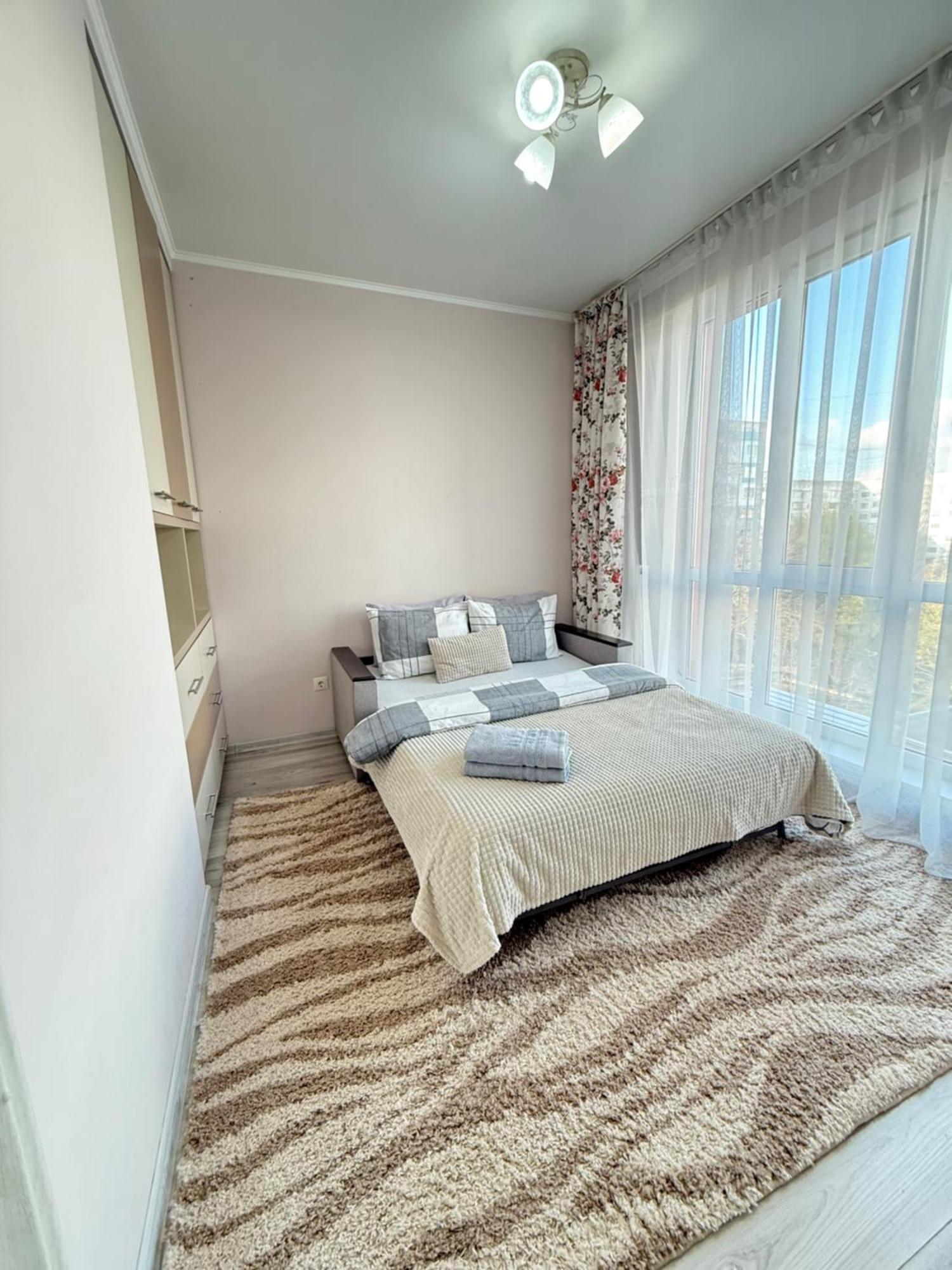 Cozy Two Bedroom Large Apartment Кишинів Екстер'єр фото